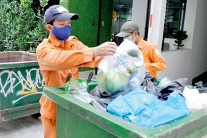 Nhân viên thu gom rác tại quận 1, TPHCM. Ảnh: CAO THĂNG