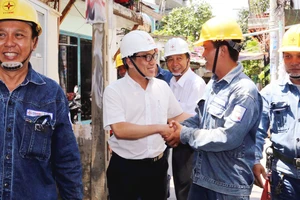 Ông Nguyễn Tấn Hưng, Chánh Văn phòng Đảng ủy EVNHCMC, thăm hỏi công nhân đang làm việc tại hiện trường