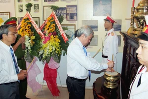 Các đoàn đến “Nhà Bác Hồ” dâng hương tưởng niệm Chủ tịch Hồ Chí Minh