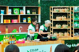 Chuyên gia Cẩm Vân hướng dẫn thực hiện 7 món ăn ngon chỉ trong vòng 60 phút với các sản phẩm Co.op Organic