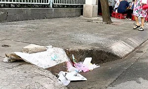 Phê bình 4 chủ tịch UBND phường vì để rác bịt miệng cống