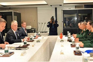 Bộ trưởng Quốc phòng Ngô Xuân Lịch trong cuộc gặp song phương với Bộ trưởng Quốc phòng Mỹ Jim Mattis