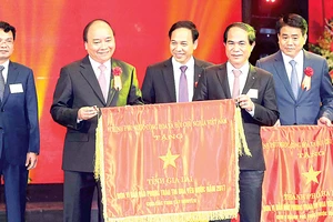Thủ tướng Nguyễn Xuân Phúc tặng cờ thi đua của Chính phủ cho tỉnh Gia Lai, đơn vị dẫn đầu phong trào thi đua yêu nước năm 2017