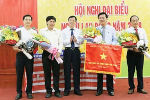 Lãnh đạo Công ty CP Phân bón Bình Điền nhận cờ thi đua từ Tập đoàn Hóa chất Việt Nam