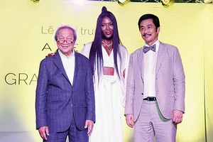 Ông Bùi Thành Nhơn, Chủ tịch HĐQT Tập đoàn Novaland; siêu mẫu thế giới Naomi Campbell và ông Adrian Zecha (từ phải sang trái)