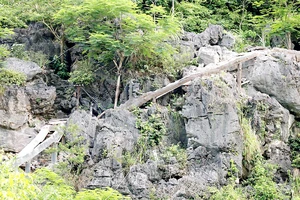 Hệ thống bậc thang này tại núi Cái Hạ sẽ tiếp tục được dỡ bỏ để trả lại nguyên trạng cảnh quan. Ảnh: TTXVN