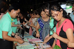 Người tiêu dùng tham khảo giá tour tại một DN lữ hành trên địa bàn TPHCM