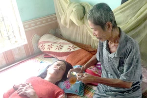 Mặc dù đang mắc bệnh ung thư giai đoạn cuối nhưng hàng ngày ông Nại vẫn chăm sóc vợ và mẹ già nằm một chỗ