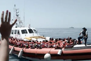 Italia cấm tàu chở người di cư của NGO cập cảng