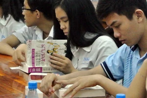 Học sinh Trường THPT chuyên Lê Hồng Phong đọc sách của nhà báo Lê Văn Nghĩa