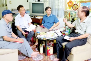 Các đảng viên KP 8, phường 12, quận Tân Bình trong buổi họp triển khai chương trình hành động. Ảnh: THÁI PHƯƠNG