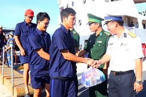 Các thuyền viên về cảng Cam Ranh an toàn