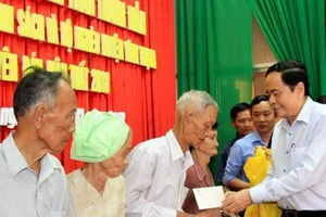 Ủy ban Trung ương MTTQ Việt Nam tặng quà cho đối tượng chính sách