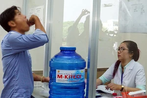 Bệnh nhân uống Suboxone tại Khoa Tham vấn hỗ trợ cộng đồng HIV/AIDS (Trung tâm Y tế dự phòng quận Gò Vấp)
