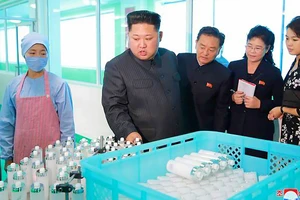 Nhà lãnh đạo Kim Jong-un đến một cơ sở sản xuất mỹ phẩm ở Triều Tiên