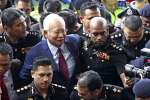 Cựu Thủ tướng Najib Razak (giữa) đến Tòa án Kuala Lumpur trong phiên truy tố ngày 4-7-2018. Ảnh: AP