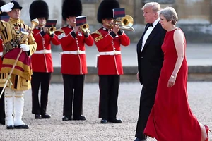 Thủ tướng Anh Theresa May đón tiếp Tổng thống Mỹ Donald Trump ngày 12-7 