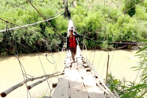 Cầu treo thôn 2, xã Đắk Côi được dựng tạm bợ
