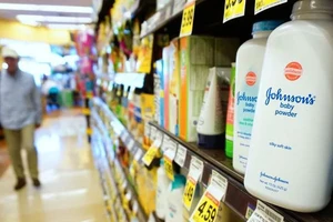 Phấn trẻ em Johnson & Johnson bày bán trong siêu thị ở Mỹ. Ảnh: AFP