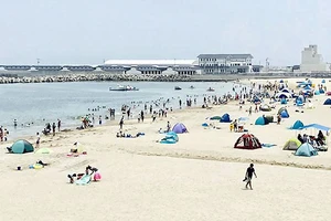 Nhật Bản mở cửa lại bãi biển Haragamaobama