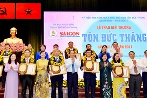 Các đồng chí lãnh đạo TPHCM chúc mừng các tấm gương nhận giải thưởng Tôn Đức Thắng năm 2017