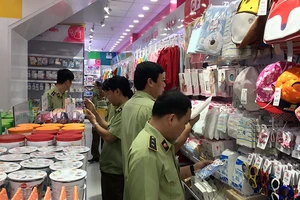 Lực lượng QLTT TPHCM kiểm tra một cửa hàng kinh doanh có dấu hiệu vi phạm 