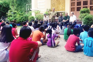 Chú Nguyễn Quang Trung (đứng) cùng các chú trong Chi hội Cựu chiến binh khu phố 1 kể chuyện truyền thống với các bạn trẻ