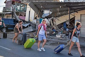 Nhật Bản lại đón bão, Indonesia gặp khó khăn sau động đất