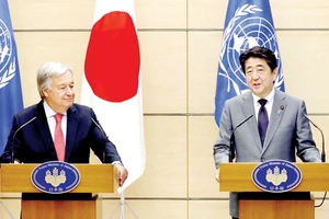 Thủ tướng Nhật Bản Shinzo Abe và Tổng Thư ký LHQ Antonio Guterres nhất trí duy trì trừng phạt Triều Tiên