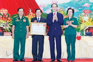Chủ tịch nước Trần Đại Quang trao tặng Huân chương Lao động hạng Ba cho Hiệp hội Doanh nhân Cựu Chiến binh Việt Nam. Ảnh: TTXVN