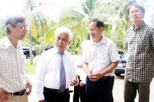 Giáo sư Đàm Thanh Sơn (bên phải) “hội ngộ” cùng các nhà khoa học đã tham dự gặp gỡ Việt Nam năm 1993. Ảnh: Ngọc Oai
