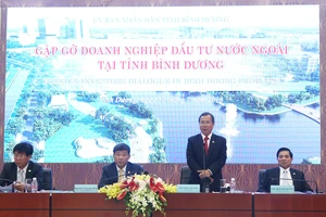 Bí thư Tỉnh ủy Trần Văn Nam cùng lãnh đạo tỉnh trong một buổi gặp gỡ doanh nghiệp