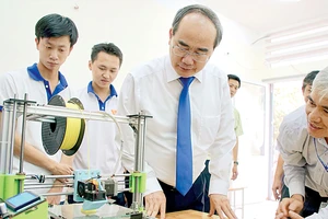Bí thư Thành ủy Nguyễn Thiện Nhân tìm hiểu mô hình thực hành ở Khoa điện tử - Viễn thông