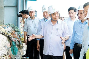 Thủ tướng Nguyễn Xuân Phúc thăm nhà máy xử lý rác thành điện và đất sạch cùng phân hữu cơ