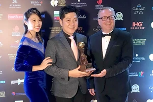 Ông Lại Minh Duy - Chủ tịch HĐQT kiêm Tổng Giám đốc TST tourist nhận giải thưởng du lịch thế giới 2018 với danh hiệu “Hãng lữ hành hàng đầu Việt Nam”