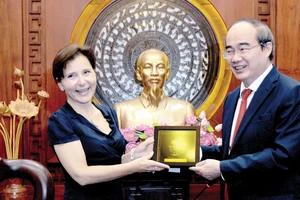 Bí thư Thành ủy TPHCM Nguyễn Thiện Nhân tặng quà lưu niệm Đại sứ Italy tại Việt Nam Cecilia Piccioni