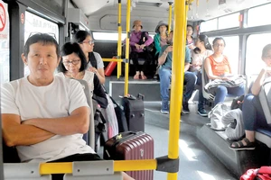 Hành khách đi xe buýt tại tuyến sân bay Tân Sơn Nhất. Ảnh: THÀNH TRÍ