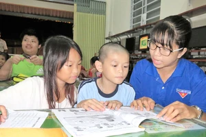 Bí thư Đoàn TNCS phường 5 (quận 4) Tô Phương Thảo trong giờ dạy tiếng Anh cho các em có hoàn cảnh khó khăn trong phường