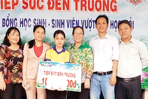 Công ty TNHH MTV Xổ số kiến thiết Đồng Tháp trao học bổng “Tiếp sức đến trường” tại huyện Lấp Vò