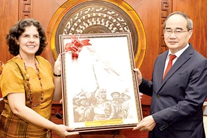 Đại sứ Cuba Lianys Torres Rivera tặng quà lưu niệm Bí thư Thành ủy TPHCM Nguyễn Thiện Nhân. Ảnh: VIỆT DŨNG