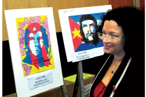 Tổng Lãnh sự Cuba tại TPHCM Indira Lopez Arguelles xem triển lãm tranh thiếu nhi đoạt giải trong cuộc thi vẽ Che Guevara
