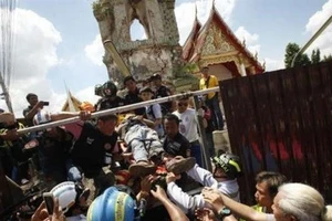 Sập tháp chuông cổ ở Thái Lan, 12 người thương vong