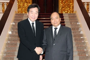 Thủ tướng Nguyễn Xuân Phúc và Thủ tướng Hàn Quốc Lee Nak-yeon. Ảnh: VGP