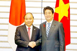 Thủ tướng Nhật Bản Shinzo Abe đón và hội đàm với Thủ tướng Nguyễn Xuân Phúc. Ảnh: TTXVN