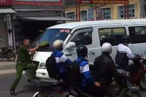Truy tìm lái xe ủi cảnh sát khi đi vào đường cấm