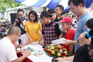 TS Giáp Văn Dương ký tặng sách cho độc giả nhân dịp ra mắt bộ sách Trò chuyện khoa học 4.0