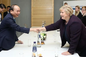 Thủ tướng Nguyễn Xuân Phúc gặp song phương Thủ tướng Na Uy, Erna Solberg bên lề ASEM 12. Ảnh: Thống Nhất - TTXVN