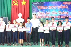 Ông Tsai Ping Hsuan - Phó Giám đốc Vedan Việt Nam trao học bổng cho các học sinh xã Phước Bình, huyện Long Thành, Đồng Nai