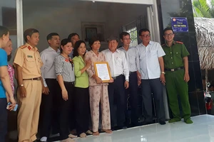 Ban An toàn giao thông TPHCM trao nhà tình thương tại xã Phú Xuân