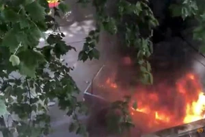 Chiếc xe bị đốt cháy trên đường Bourke ở Melbourne, Australia, ngày 9-11-2018. Ảnh: REUTERS